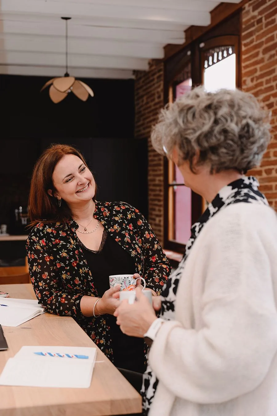 Charlotte Anglade en rendez-vous avec une cliente, autour d'un café