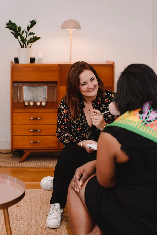 Charlotte Anglade en consultation avec une cliente
